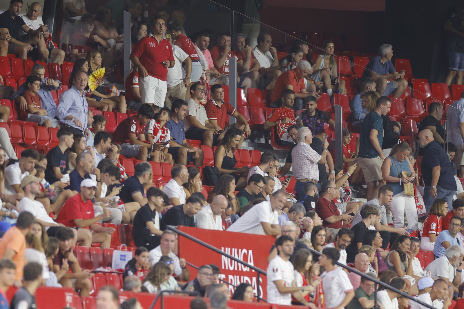 Búscate en las fotos del Sevilla fc-Girona