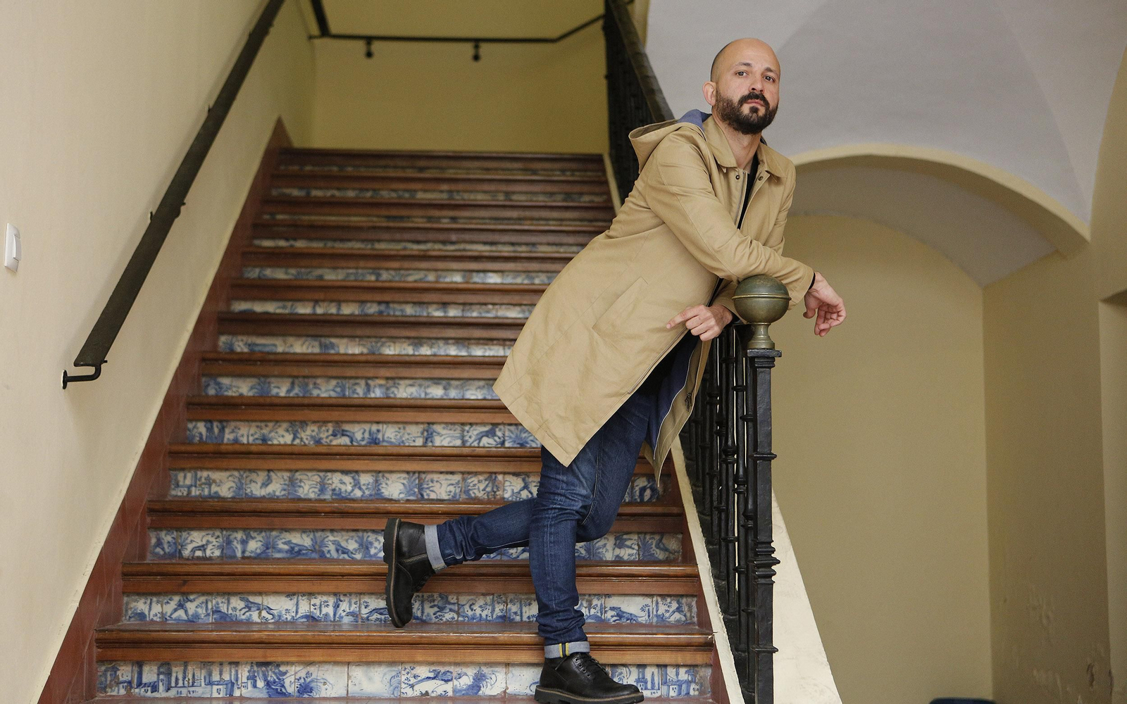 El investigador Daniel López García, en los pasillos de la Universidad de Sevilla.