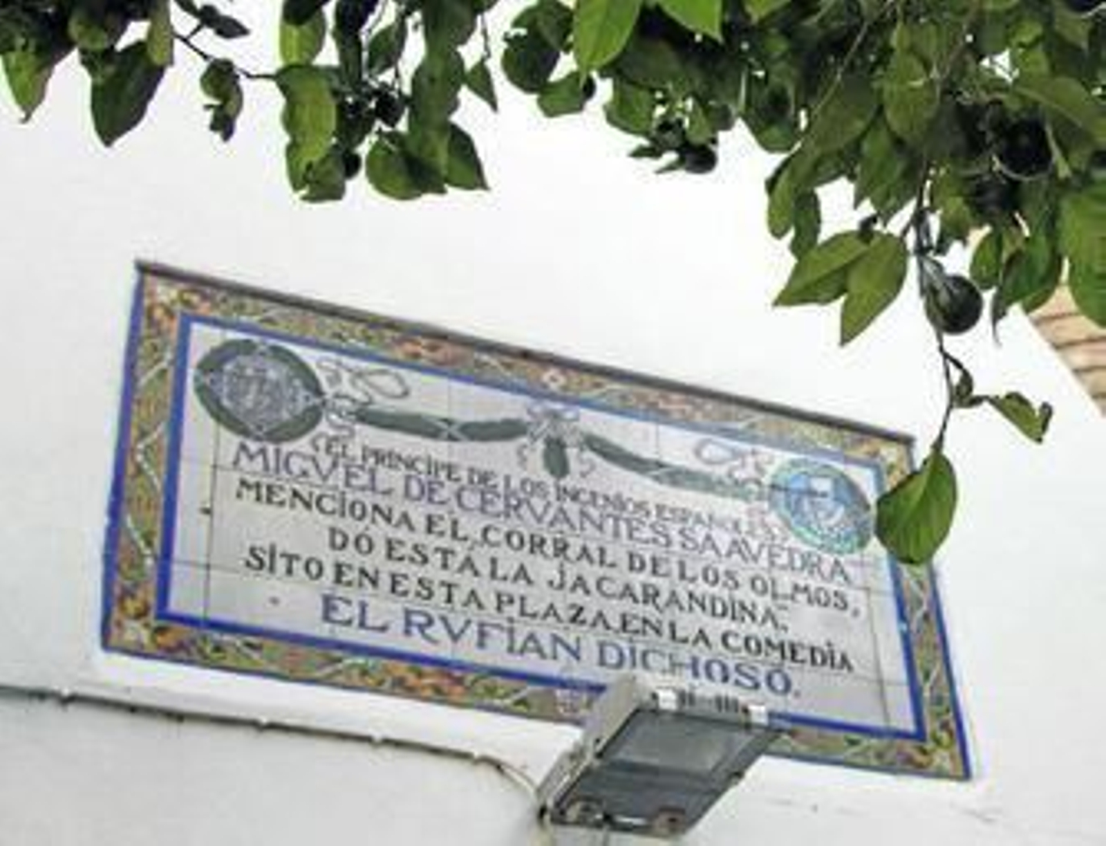 Placa en la Plaza Virgen de los Reyes, donde se encontraba el Corral de los Olmos.