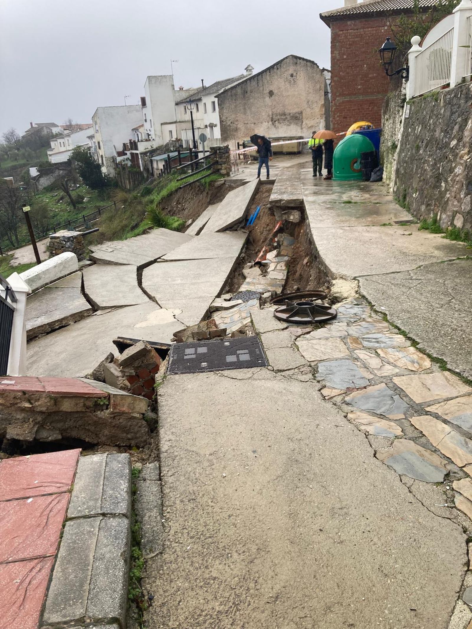 Calle desprendida en Cartajima por un movimiento de tierra tras las lluvias.