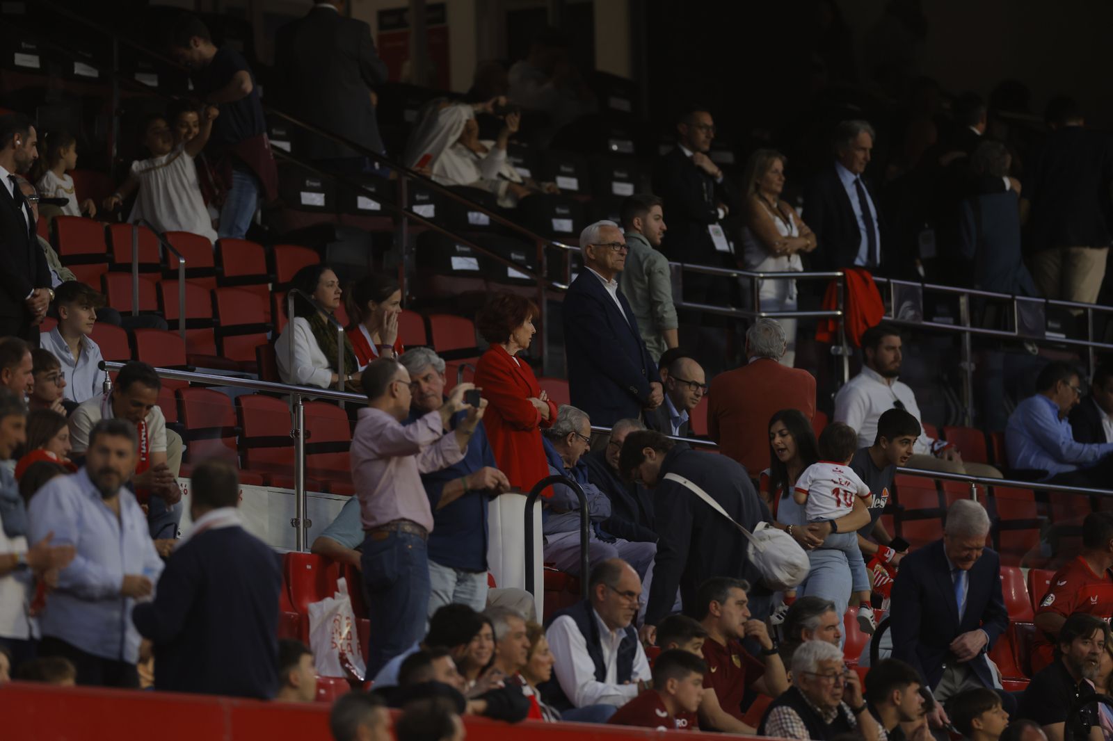 Búscate en las fotos del Sevilla-Celta