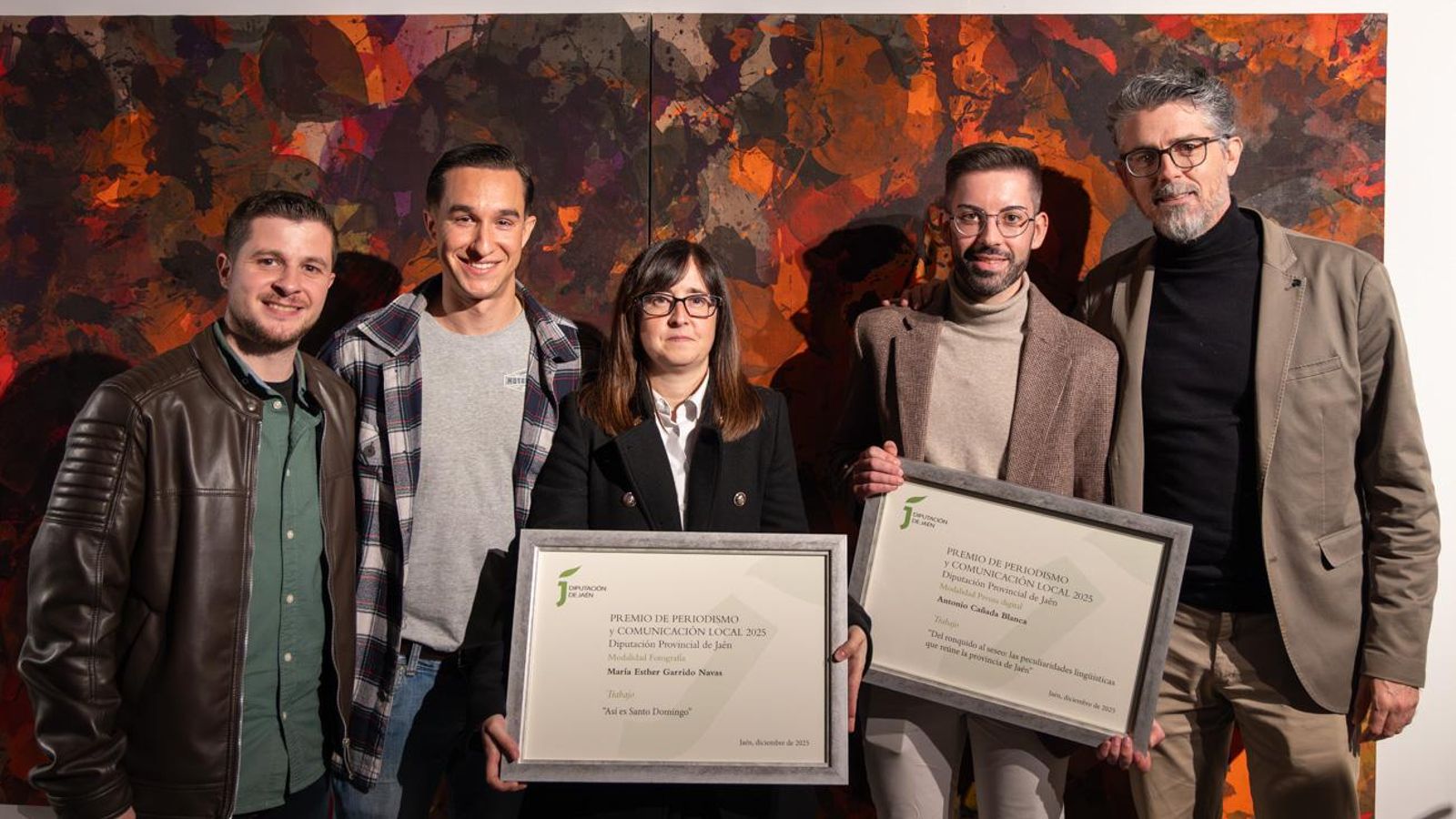 Los premiados Esther Garrido y Antonio Cañada, junto a compañeros de Jaén Hoy.