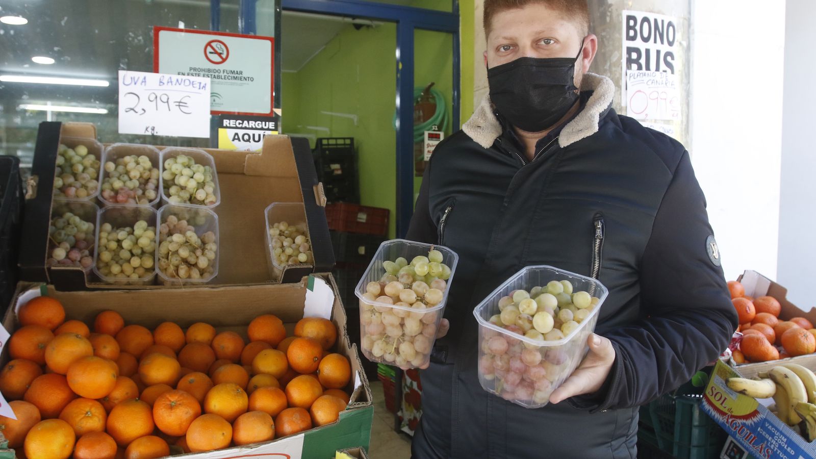 Asad Ur Rehman, con dos paquetes de uvas.