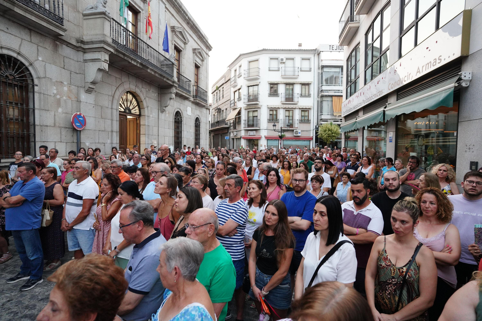 La concentración en repulsa al crimen machista de Pozoblanco, en imágenes