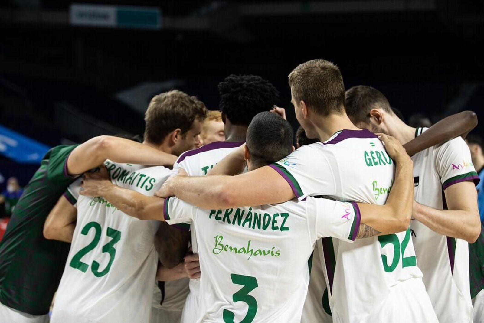 Los jugadores del Unicaja celebran el triunfo.