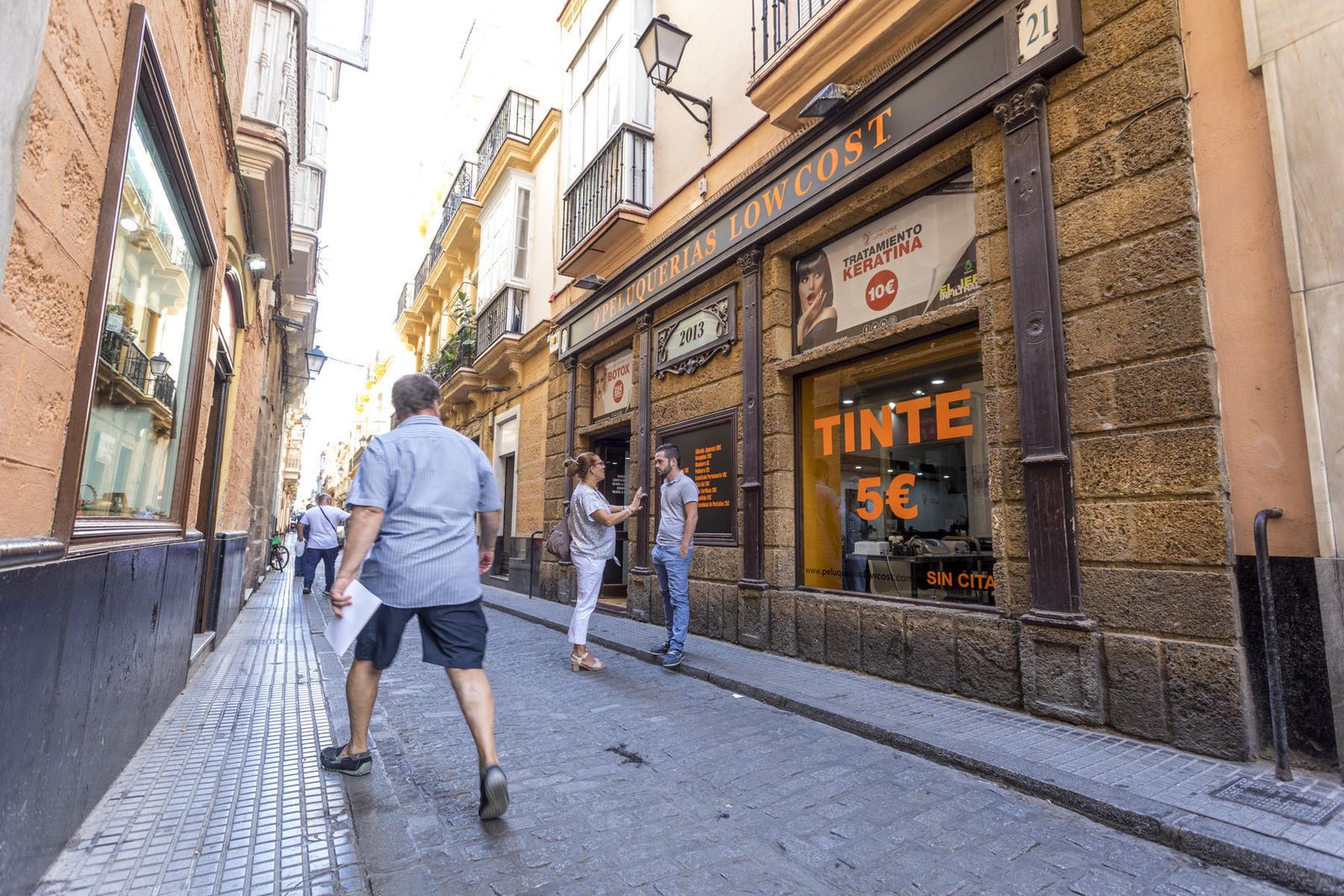Una de las peluquerías Low Cost instaladas en Cádiz, en la calle Sagasta.