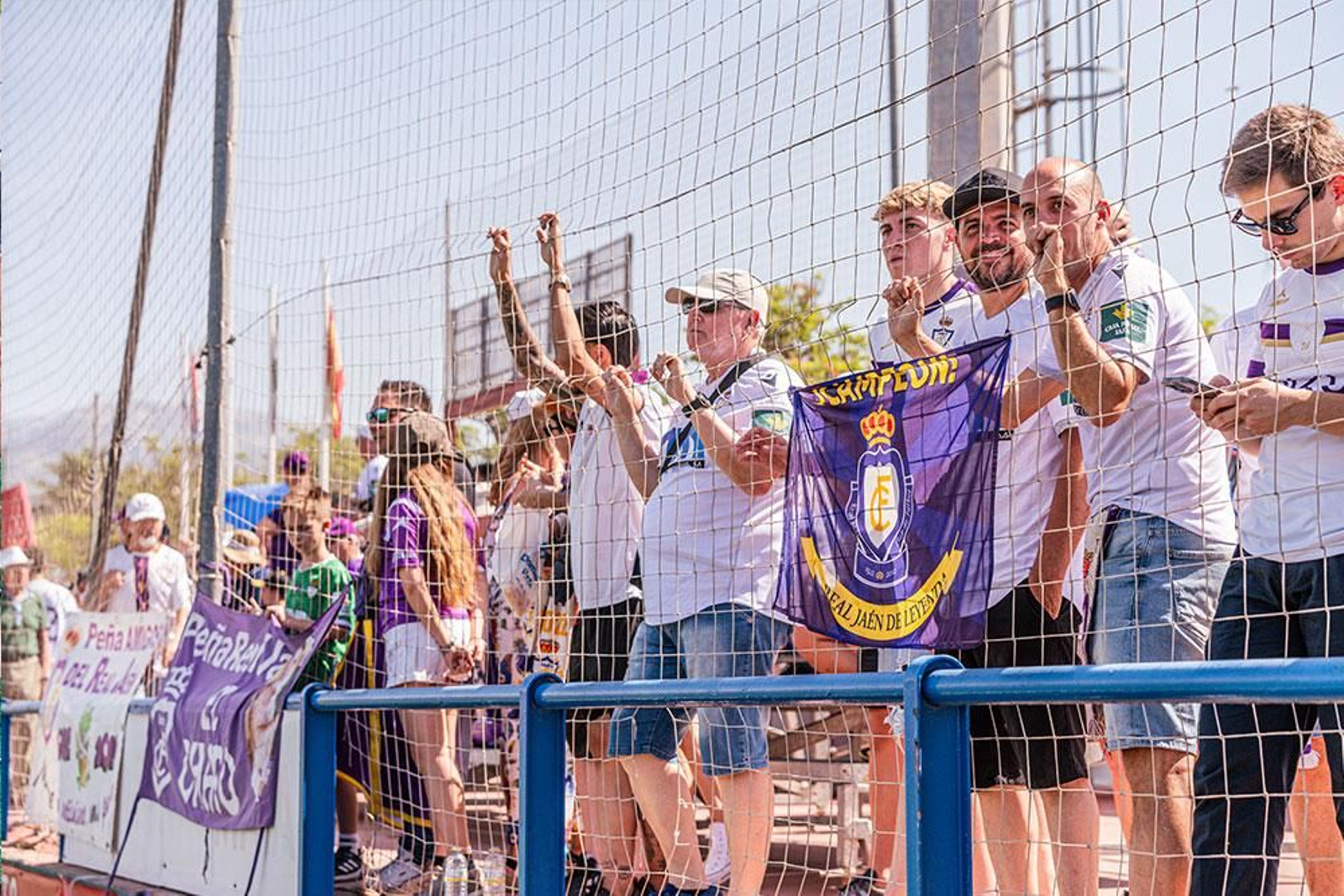 Aficionados del Real Jaén, en la zona delimitada para la afición visitante en el Juan Manuel Azuaga.