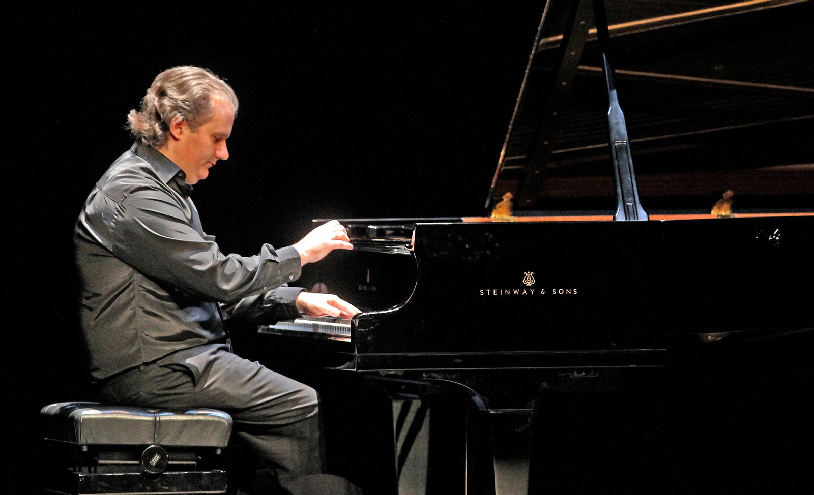 El concertista de piano Josu de Solaun, el sábado durante la interpretación en el Teatro Villamarta.