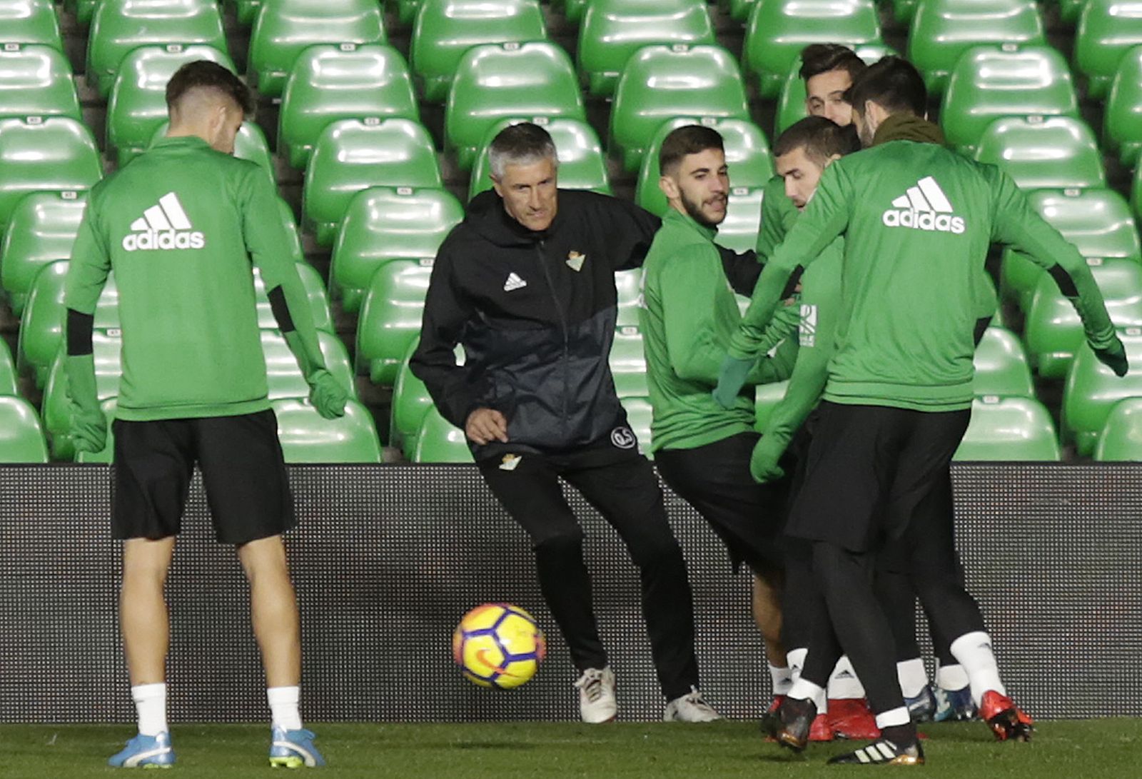Setién participa en un rondo con sus jugadores en la sesión de esta tarde en el Villamarín.