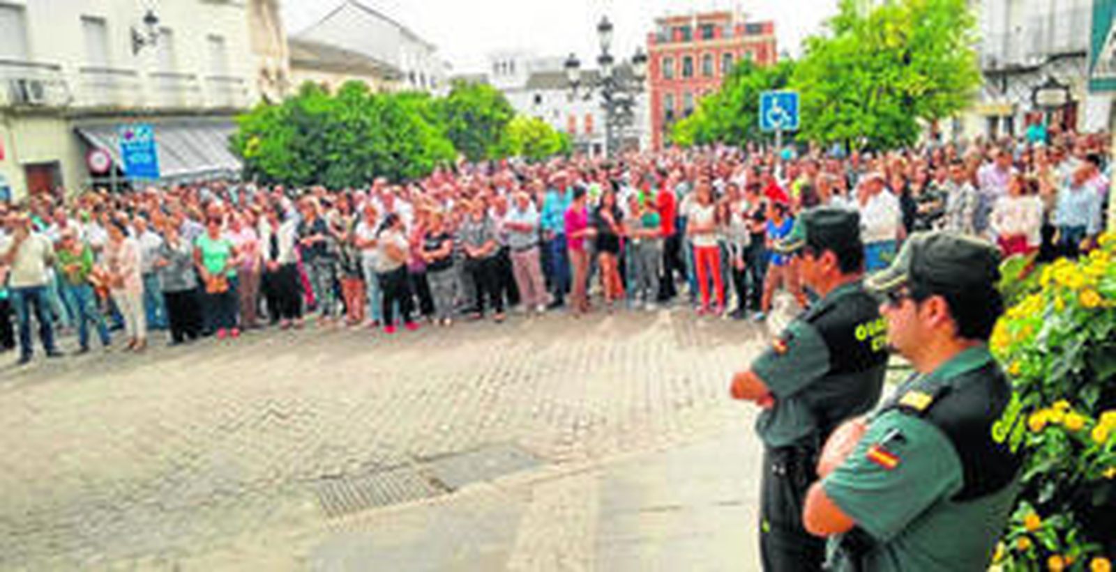 Concentración ayer de vecinos ante la puerta del Ayuntamiento de Bujalance.