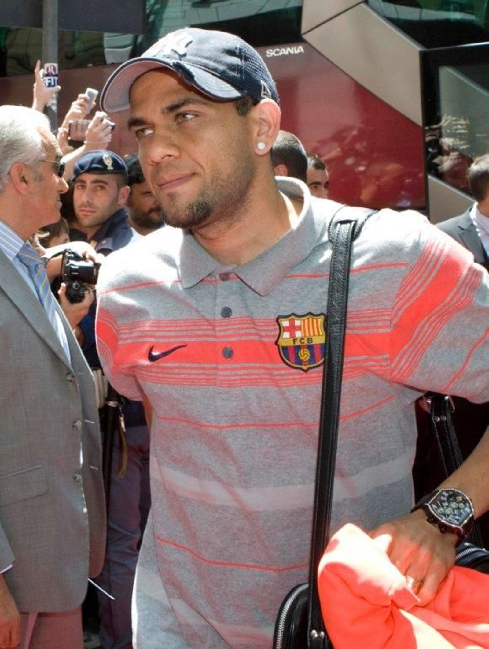 Dani Alves participará en el homenaje a Kanoute