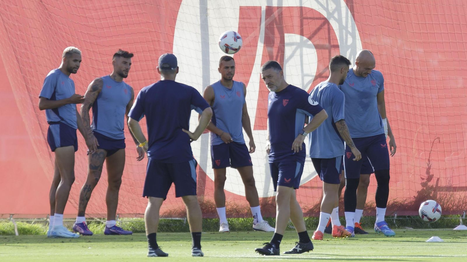 Xavi García Pimienta observa el entrenamiento de sus jugadores en la ciudad deportiva.