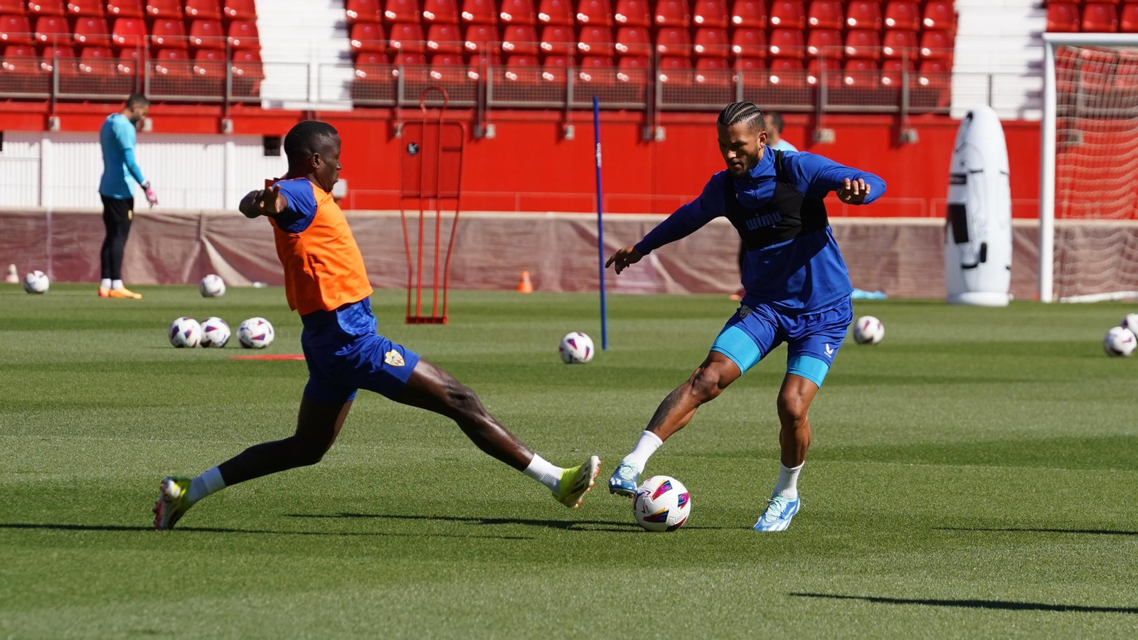 Luis Suárez busca sortear a Dion Lopy en una de las sesiones de esta semana.