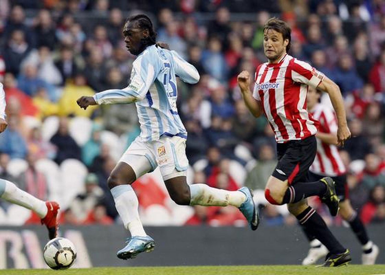 El delantero malaguista Felipe Caicedo es perseguido por el futbolista local Carlos Gurpegi. 

Foto: EFE/ LUIS TEJIDO