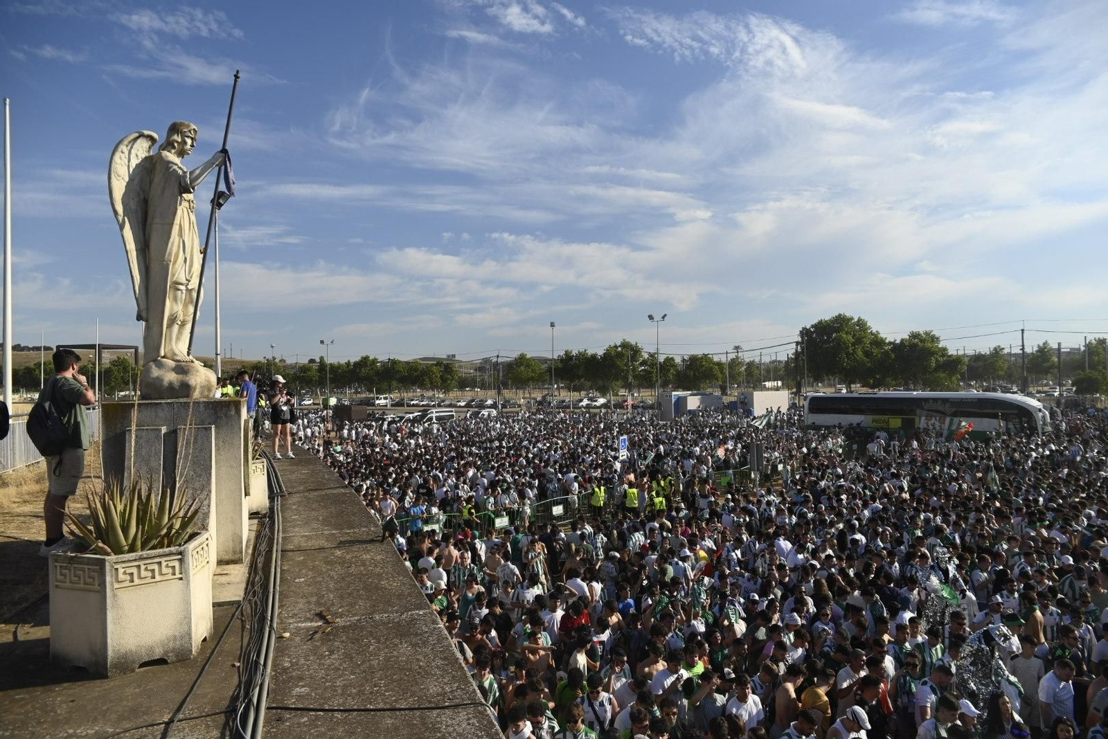 Las mejores imágenes del espectacular recibimiento a los jugadores del Córdoba CF antes de la final por el ascenso