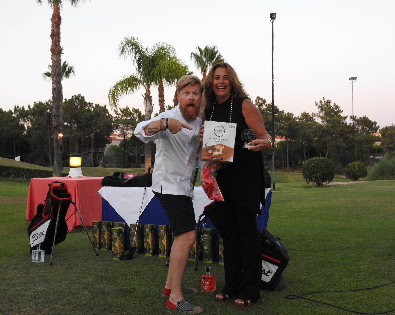 El onubense Daniel del Toro hace entrega de uno de los premios.