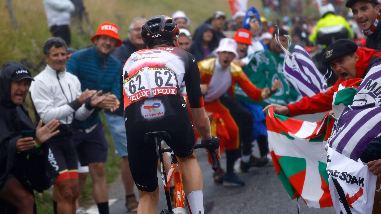 El neerlandés Thymen Arensman asciende al Col de Peyresourde durante la décimocuarta etapa del Tour de Francia