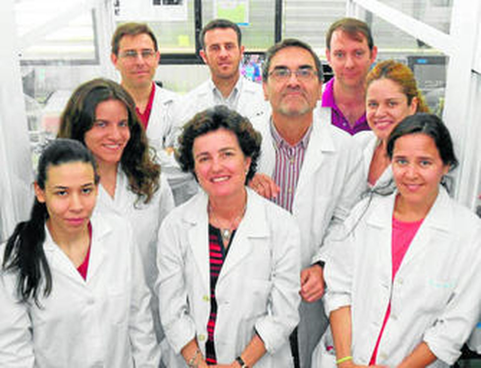 La catedrática Carmen Ortiz, en el centro, junto a varios de los científicos que han participado en el hallazgo.