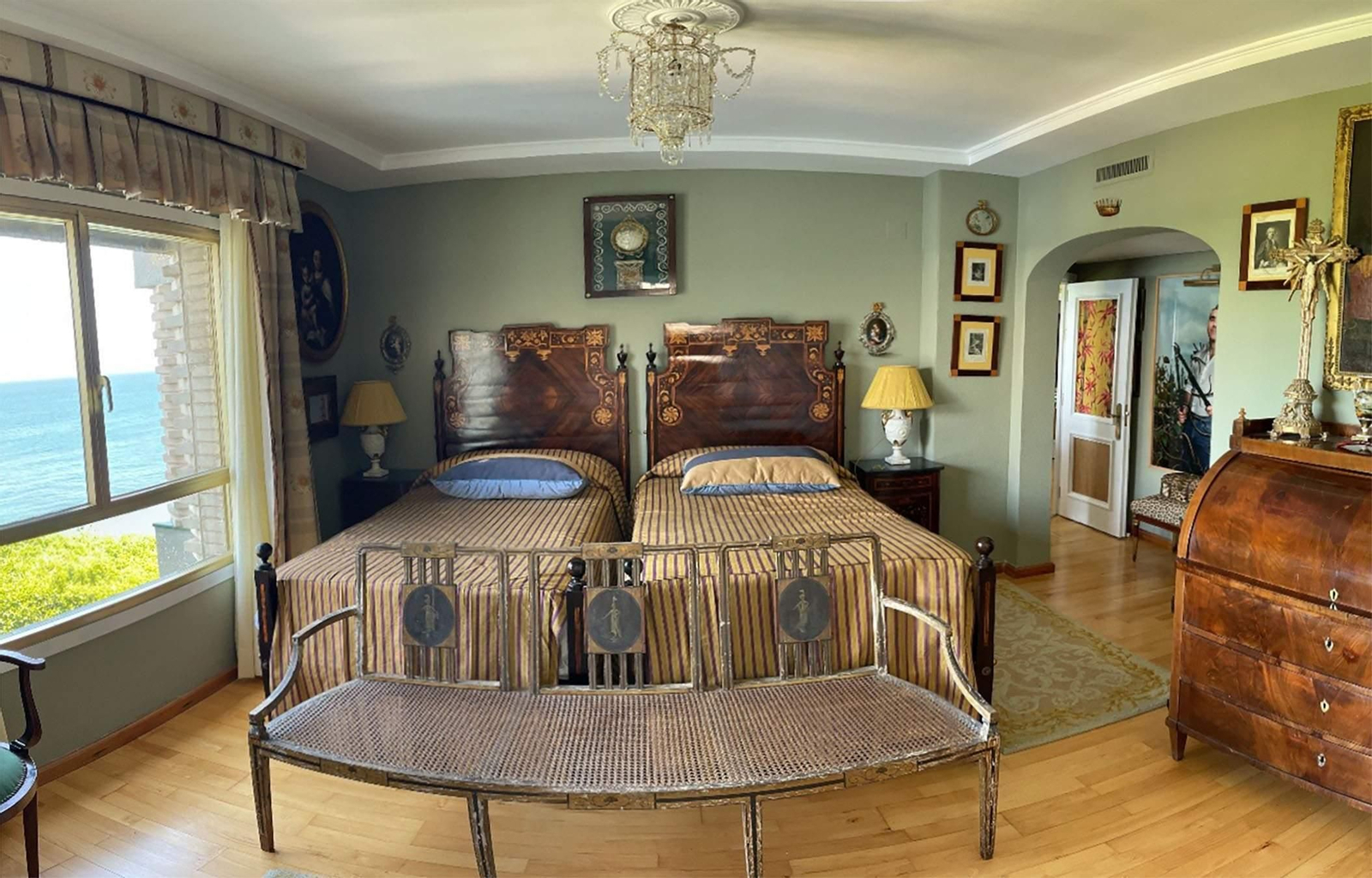 Salón. Las vitrinas han sido pintadas en color lacre por Eduardo Vaquerizo y tapizada con sedas antiguas.