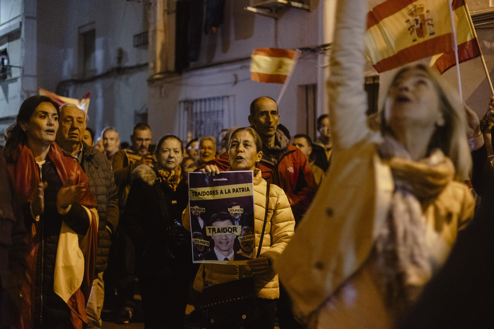 Concentración  contra la amnistía ante la sede del PSOE en El Puerto de Santa María.