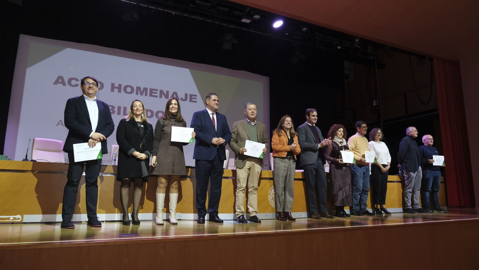 Los maestros docentes jubilados reciben su homenaje en la paraninfo de la UAL