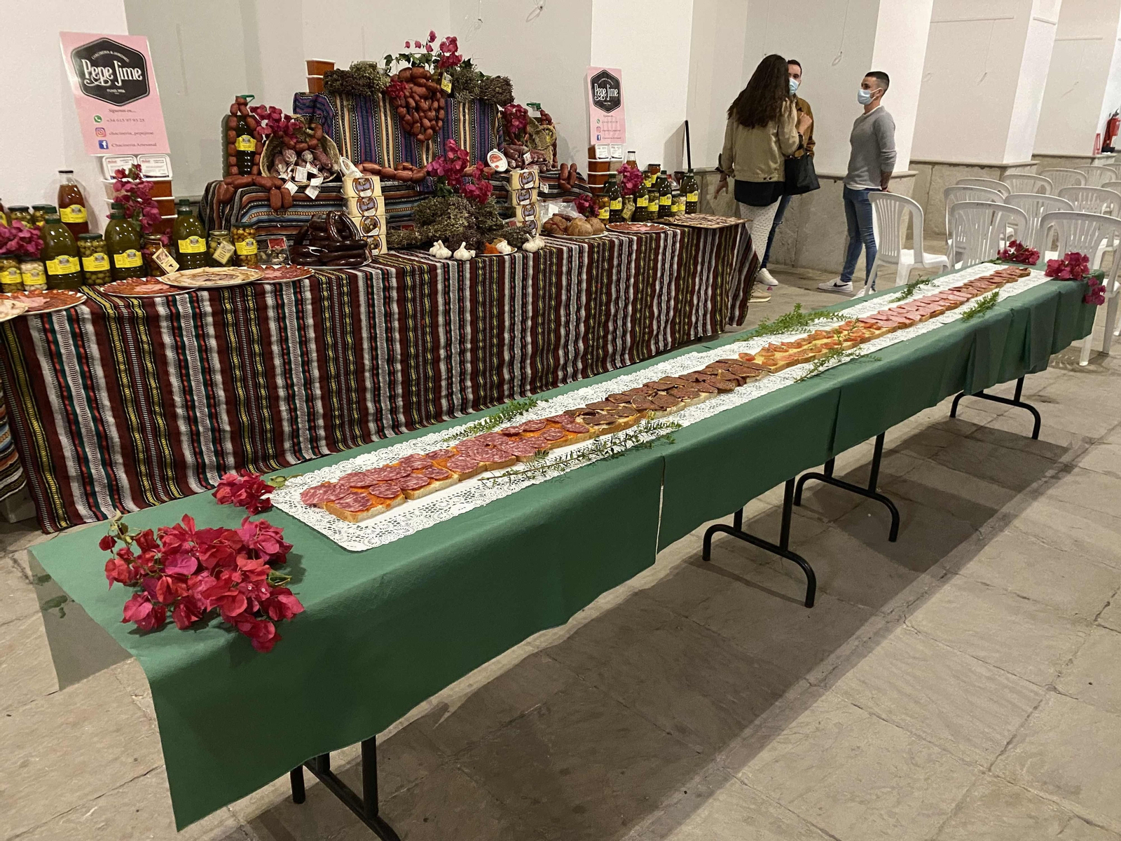 Una muestra de los productos del mercado y de la tosta gigante.