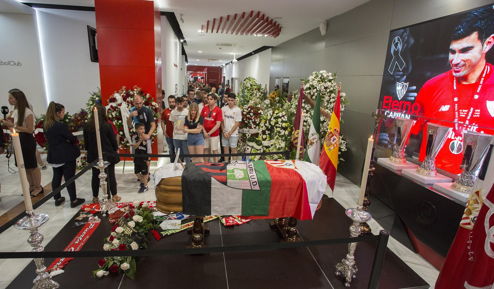 Aficionados del Sevilla, emocionados ante la capilla ardiente de Reyes.