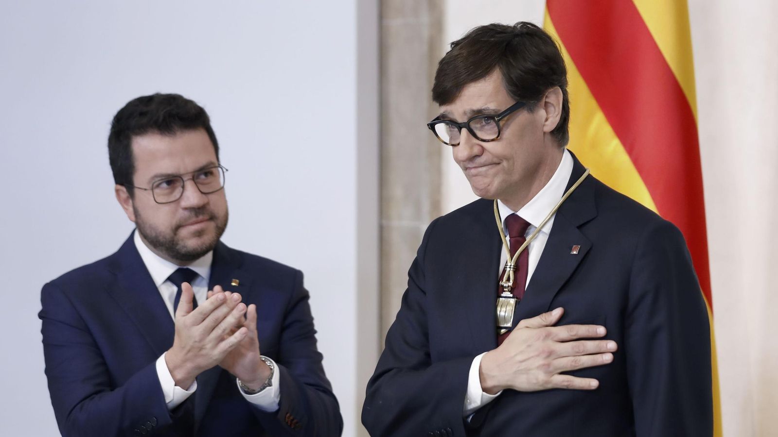Salvador Illa toma posesión como presidente de la Generalitat ante su predecesor, Pere Aragonès.
