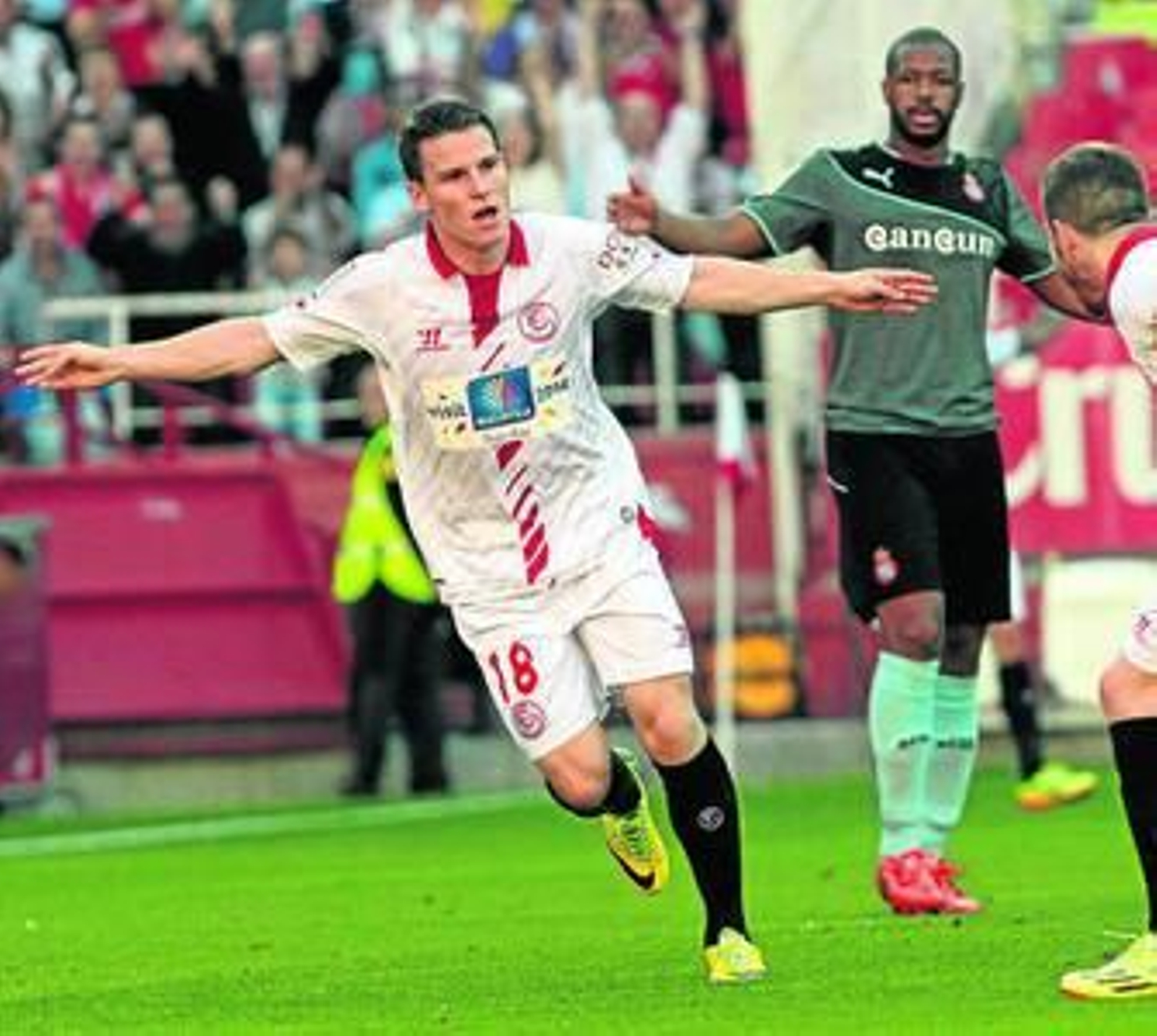 Kevin Gameiro celebra uno de sus dos tantos ante el lamento del central espanyolista Sidney.