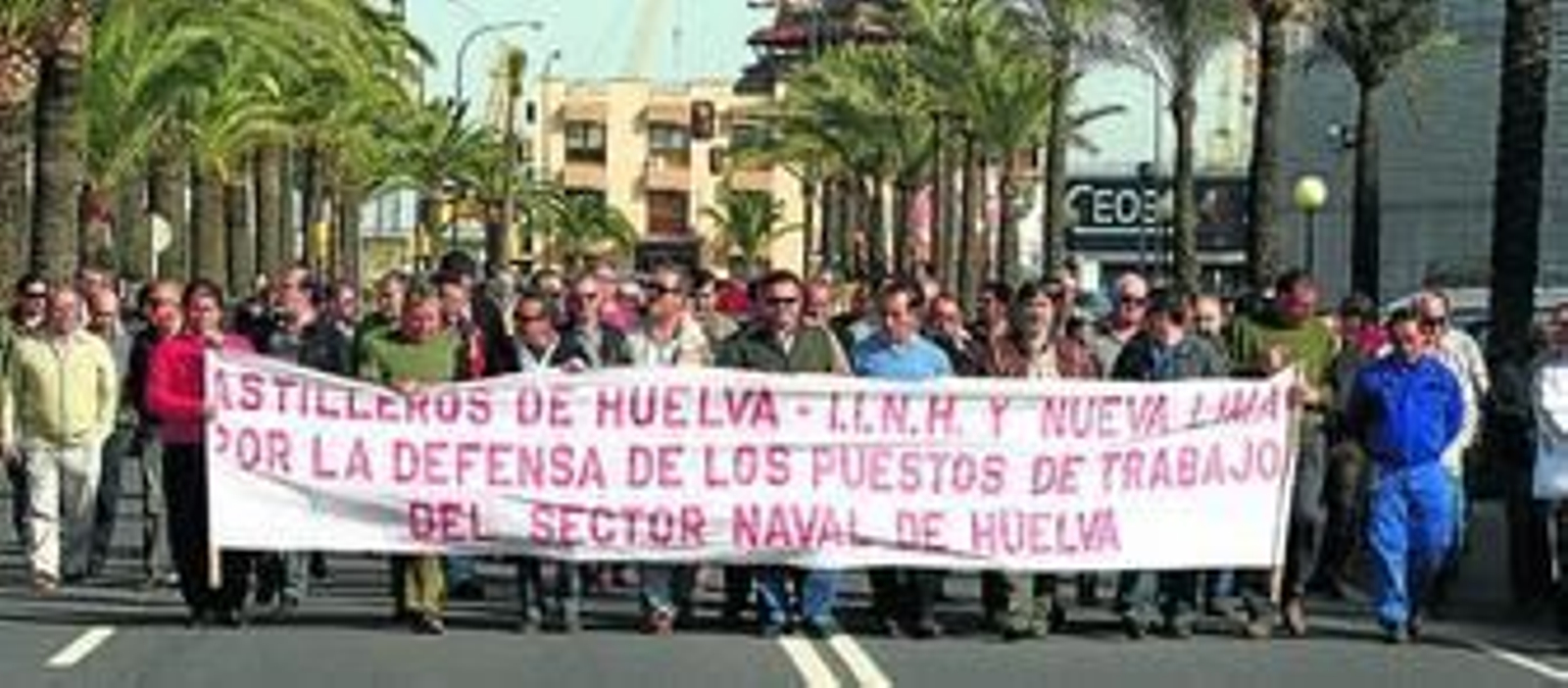 Los empleados de la factoría naval se manifestaron ayer para reivindicar celeridad en la ejecución de los planes previstos.
