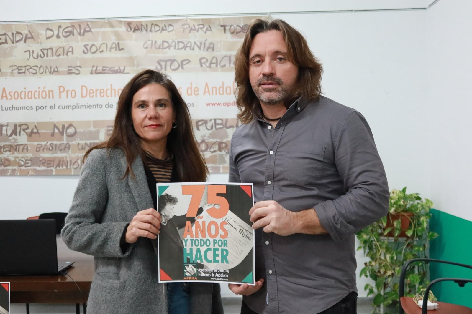 Macarena Olid y Diego Boza, de la Apdha, durante la presentación del informe '75 años y todo por hacer'.
