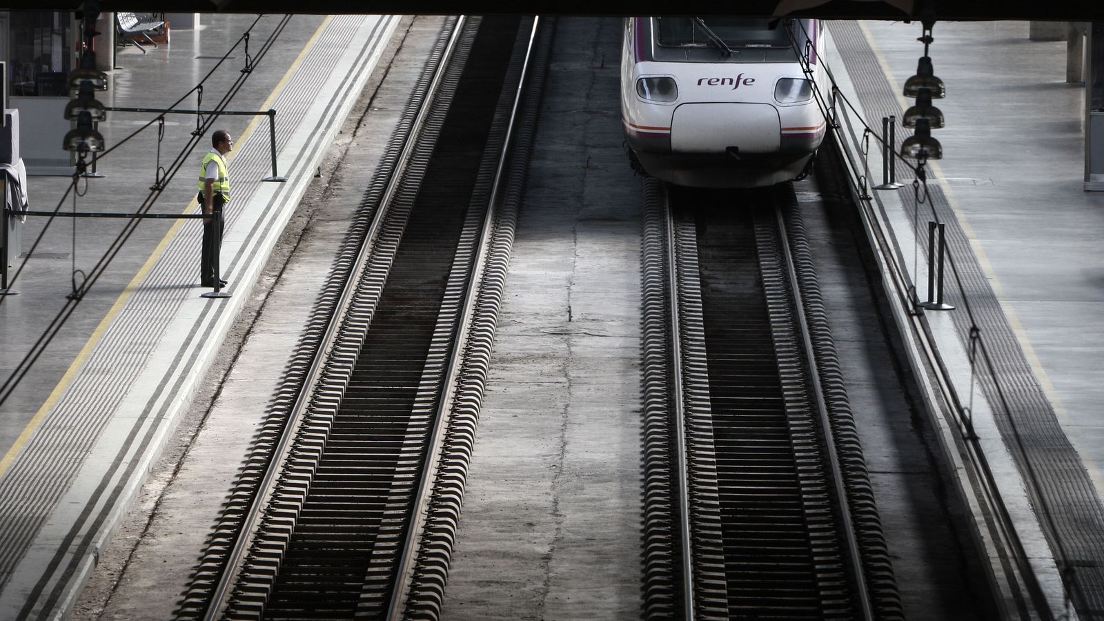 Tren de Renfe solo en la estación tras cancelar el trayecto