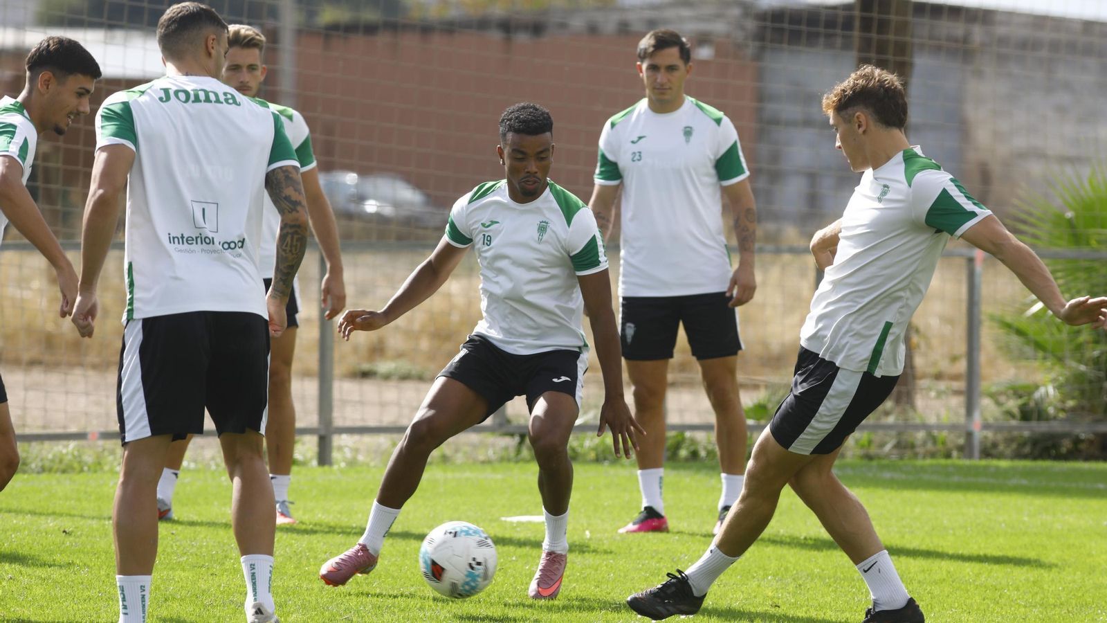 Dalisson intenta robar el balón en un rondo en el entrenamiento del Córdoba CF.