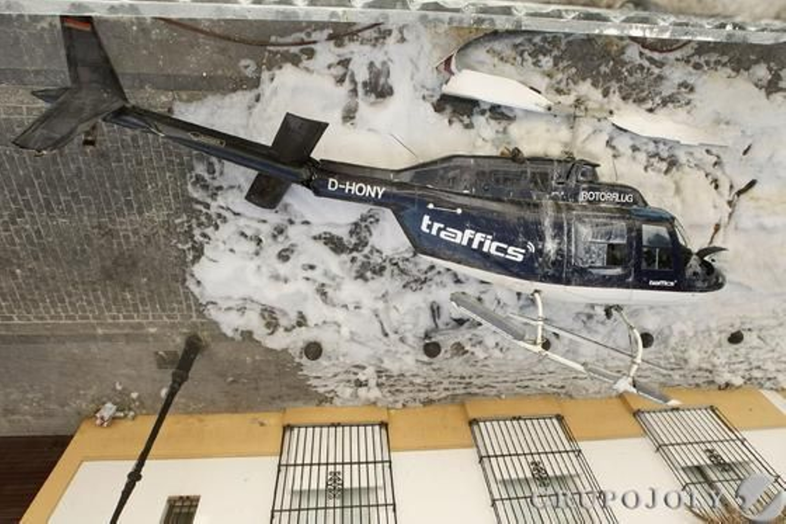 El piloto, que intentó aterrizar, acabó a pocos metros de la Iglesia Prioral Portuense. Heridos el piloto y los dos pasajeros, que tomaban imágenes turísticas de la ciudad./Fotos:Fito Carreto

Foto: Fito Carreto
