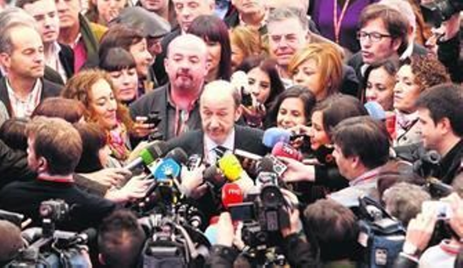 Pérez Rubalcaba, rodeado de periodistas a su llegada al congreso.