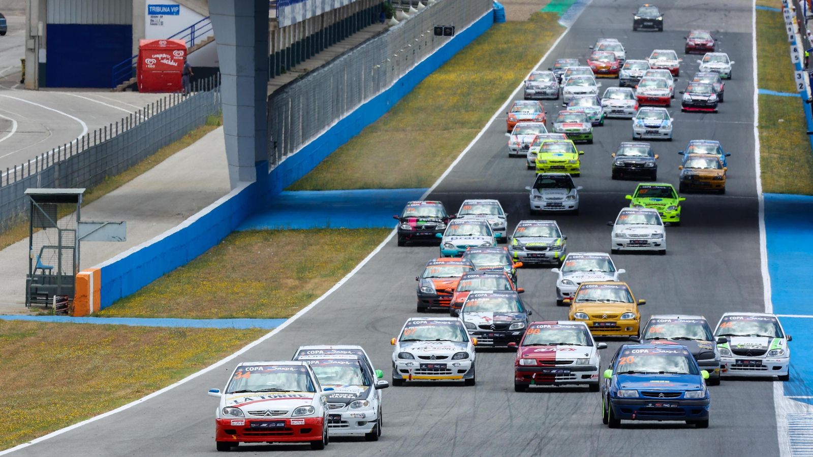 Salida de la carrera de la Copa Citroën Saxo.