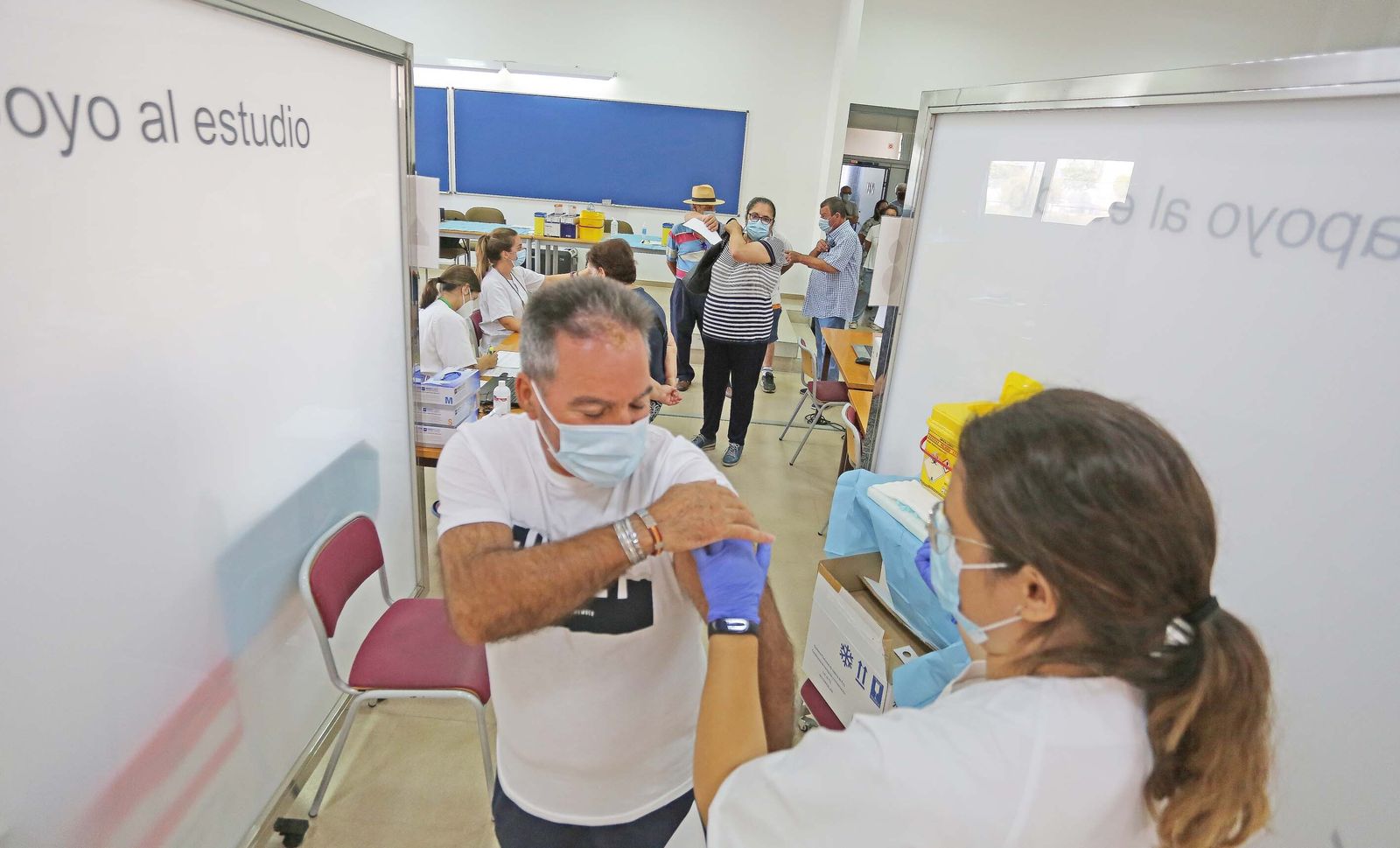 Vacunación masiva en el campus de la UCA en Jerez