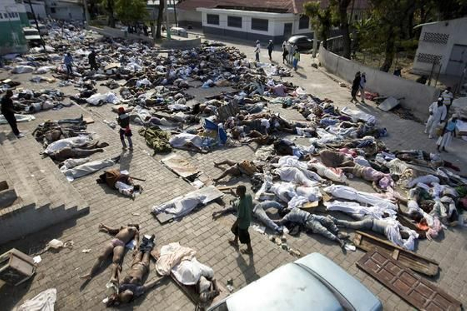 Decenas de cuerpos yacen frente a la morgue del Hospital General de Puerto Príncipe.

Foto: Agencias