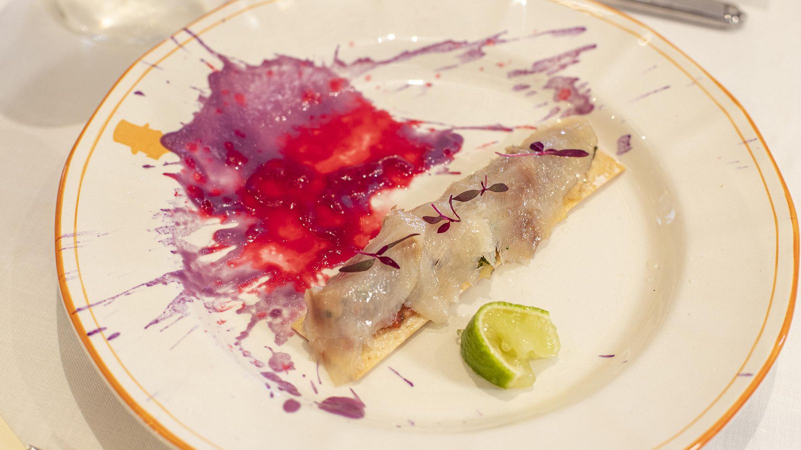 El colorido de la ensalada marroquí con lubina semicurada