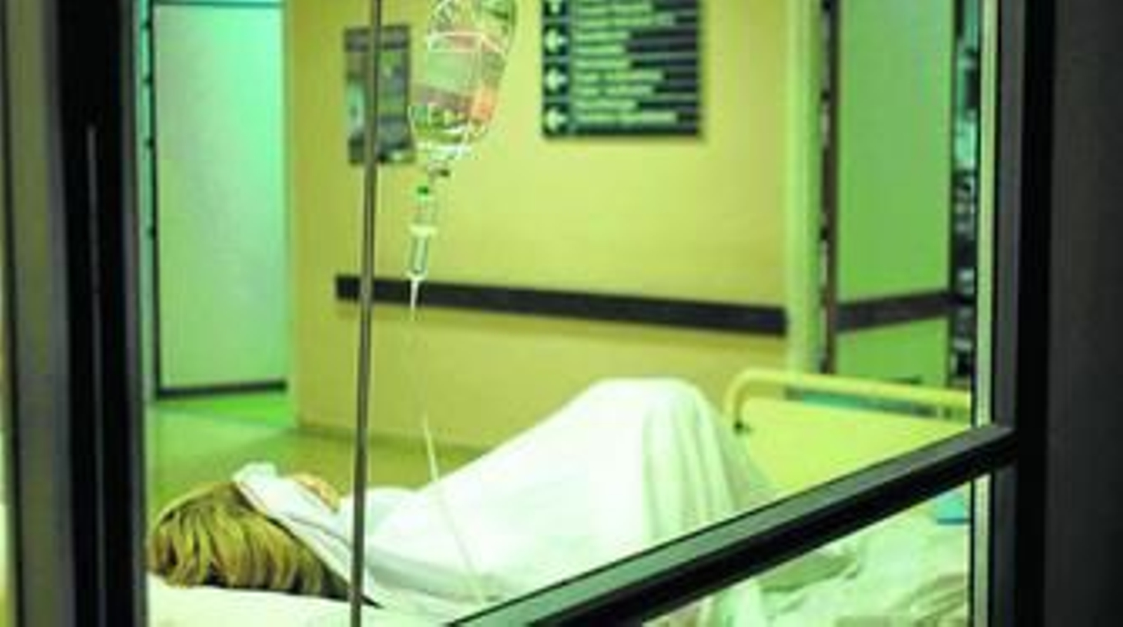 Una mujer, ingresada en un centro sanitaria y conectada al suero.