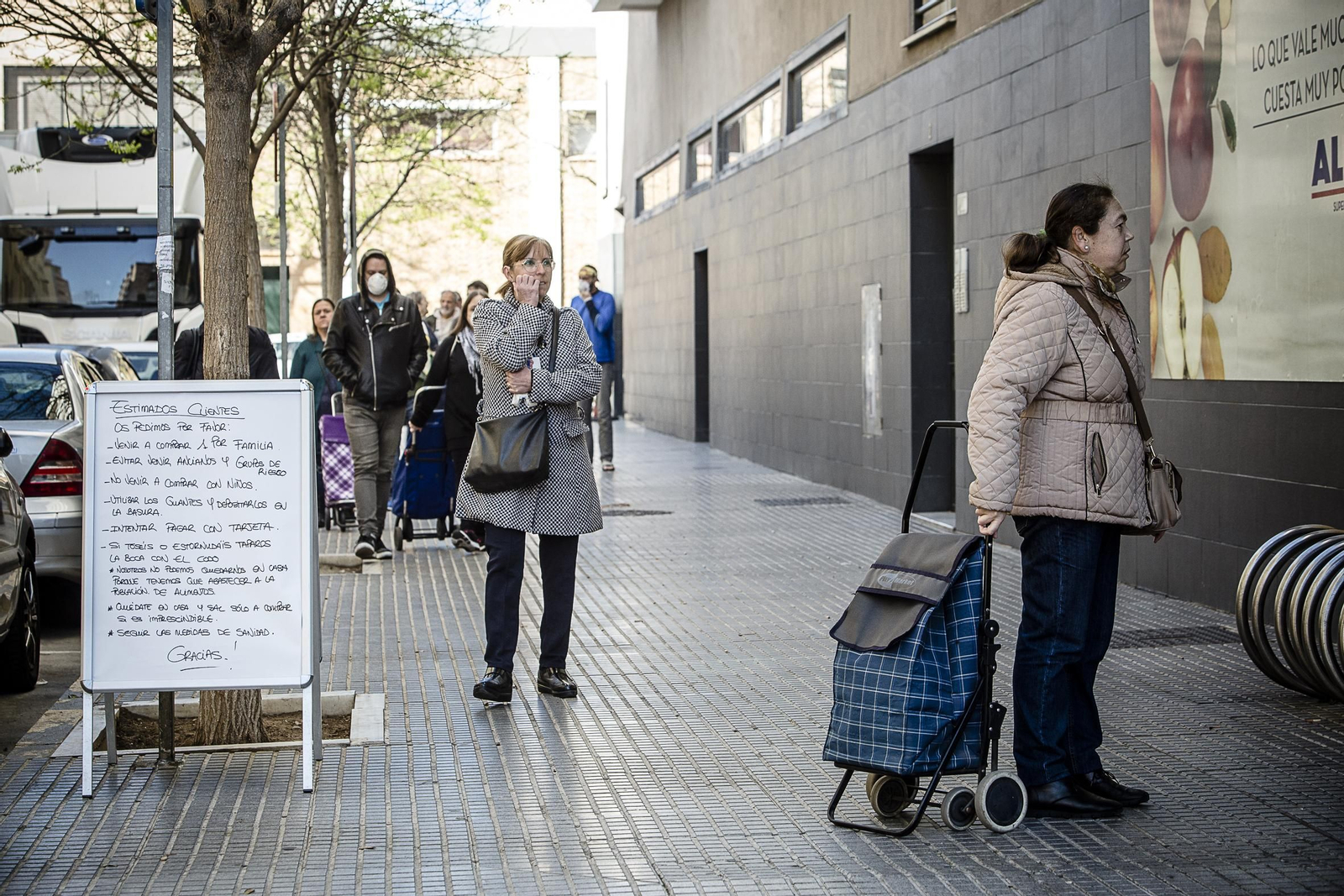 Colas de clientes en la puerta de un supermedo  de la capital