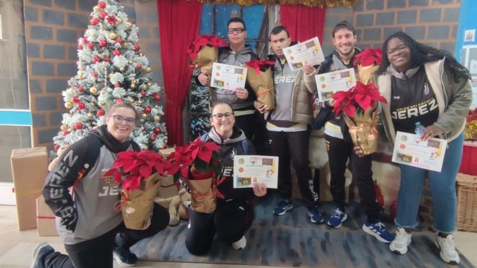 El Unión Baloncesto posa con sus diplomas.