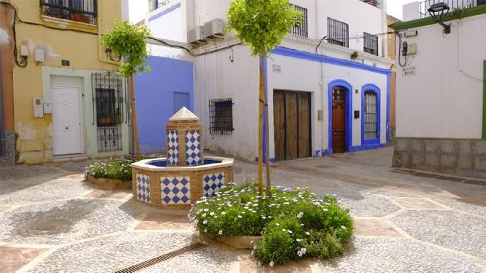 Patio con salida a la calle Borja