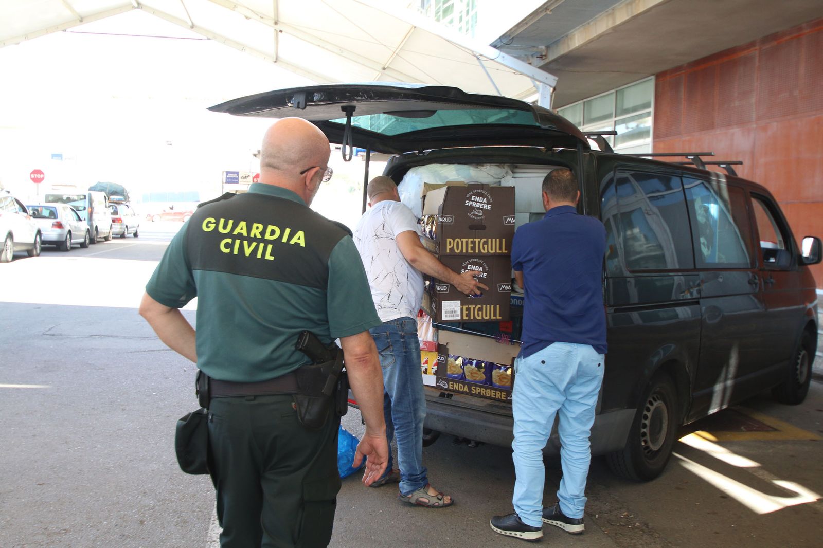 Un guardia haciendo un registro de la mercancía portada por una furgoneta procedente de Marruecos.