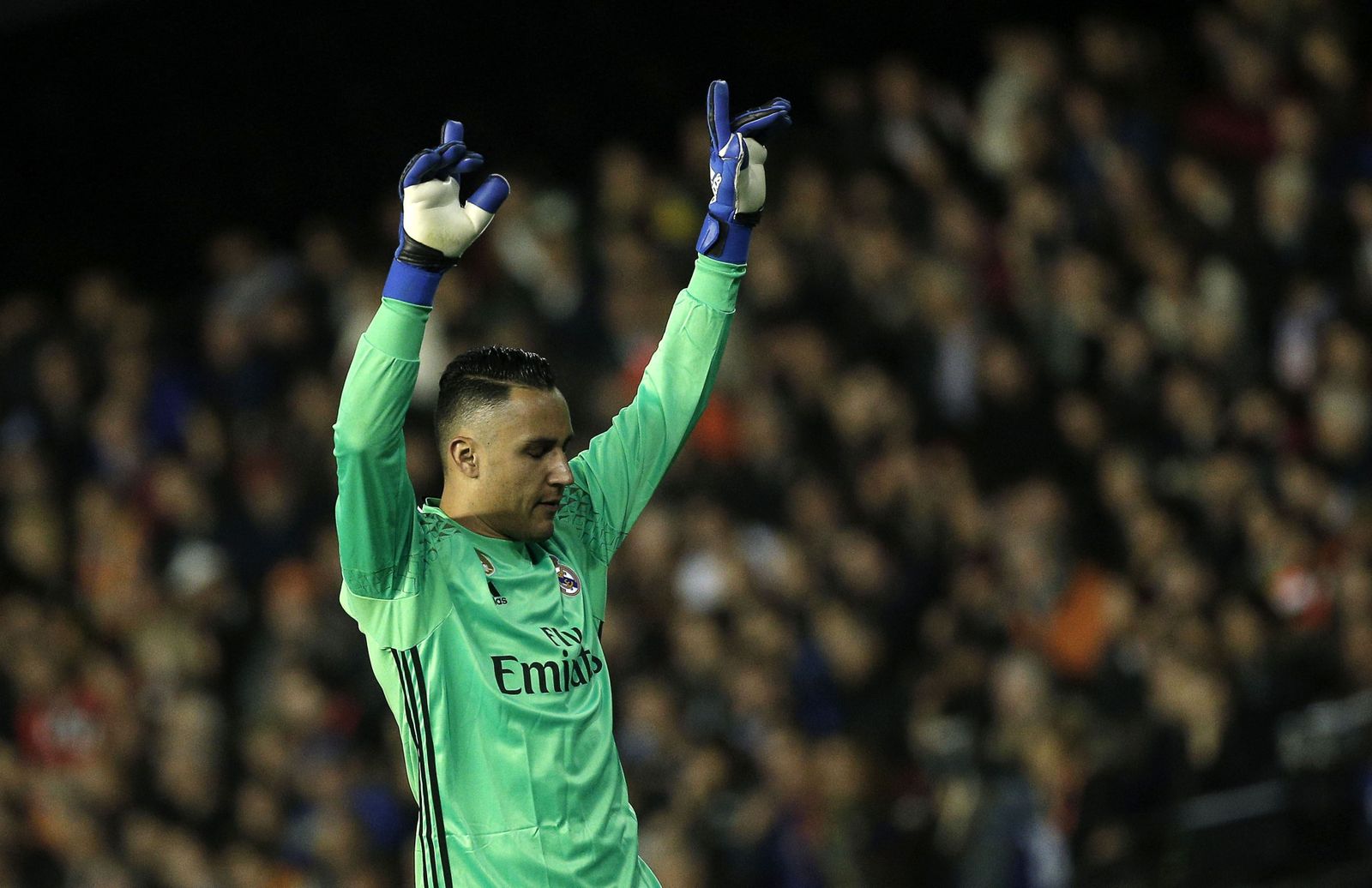 Keylor Navas, en plena oración antes del comienzo del partido.