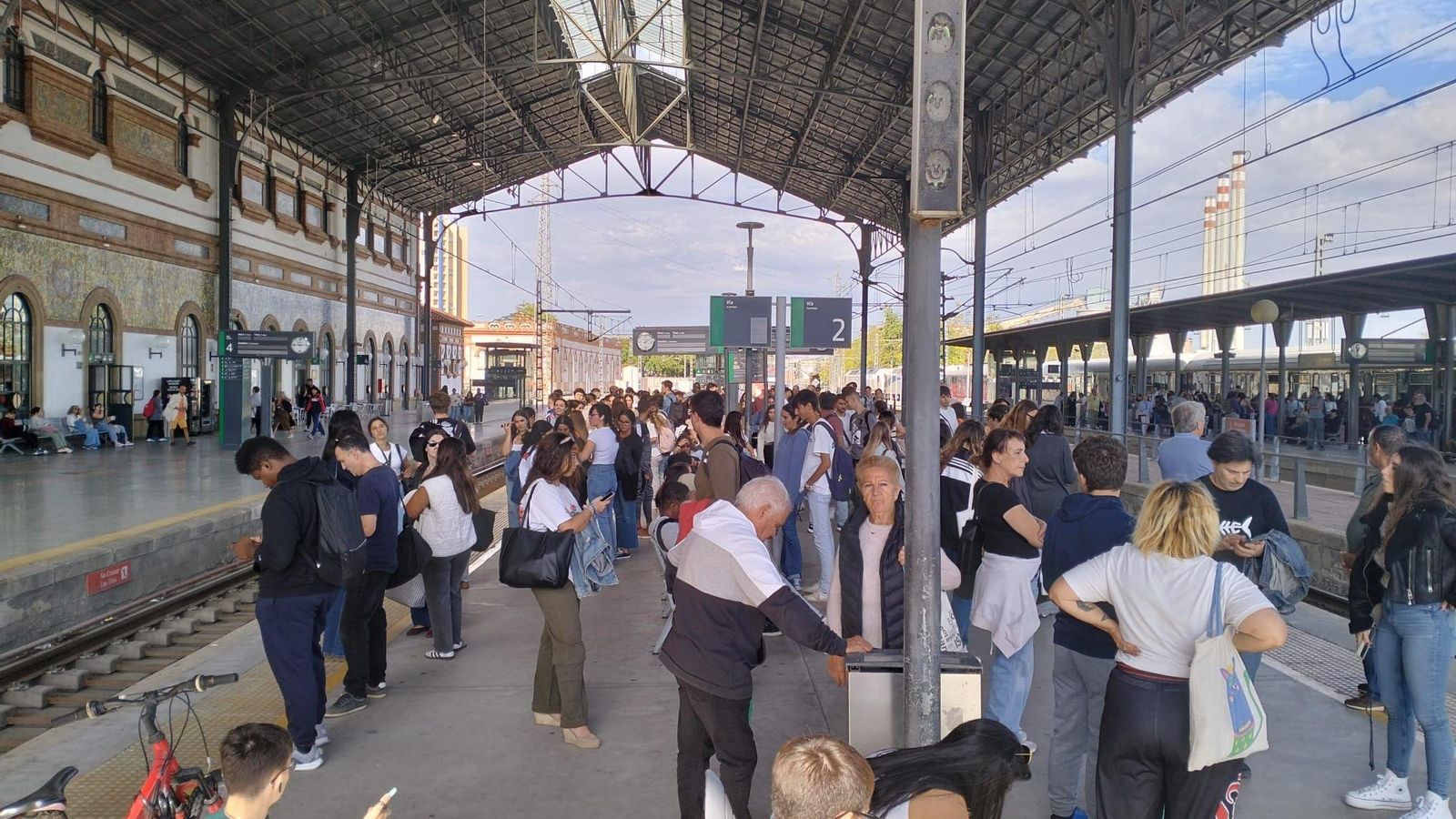 La estación de trenes de Jerez, atestada esta mañana de usuarios afectados por los retrasos La estación de trenes de Jerez, atestada esta mañana de usuarios afectados por los retrasos