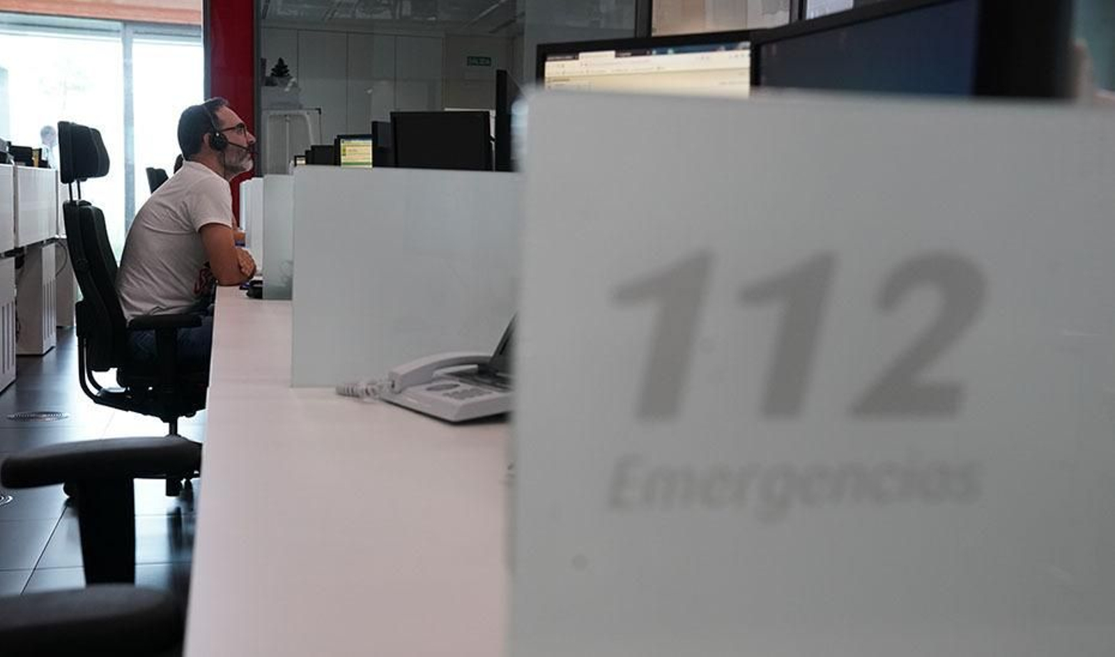 Operador en la sala regional de 112 Andalucía. Operador en la sala regional de 112 Andalucía.