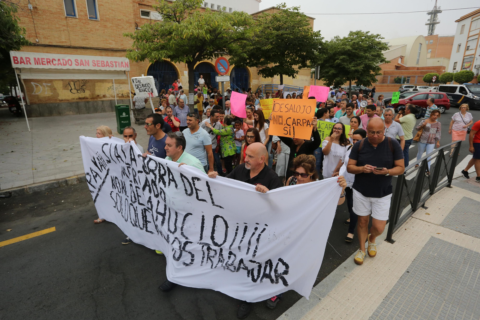 Manifestación de los minoristas el pasado 12 de julio, en la que exigieron el traslado al solar del Manuel Lois durante la reforma y que se actualicen las concesiones.