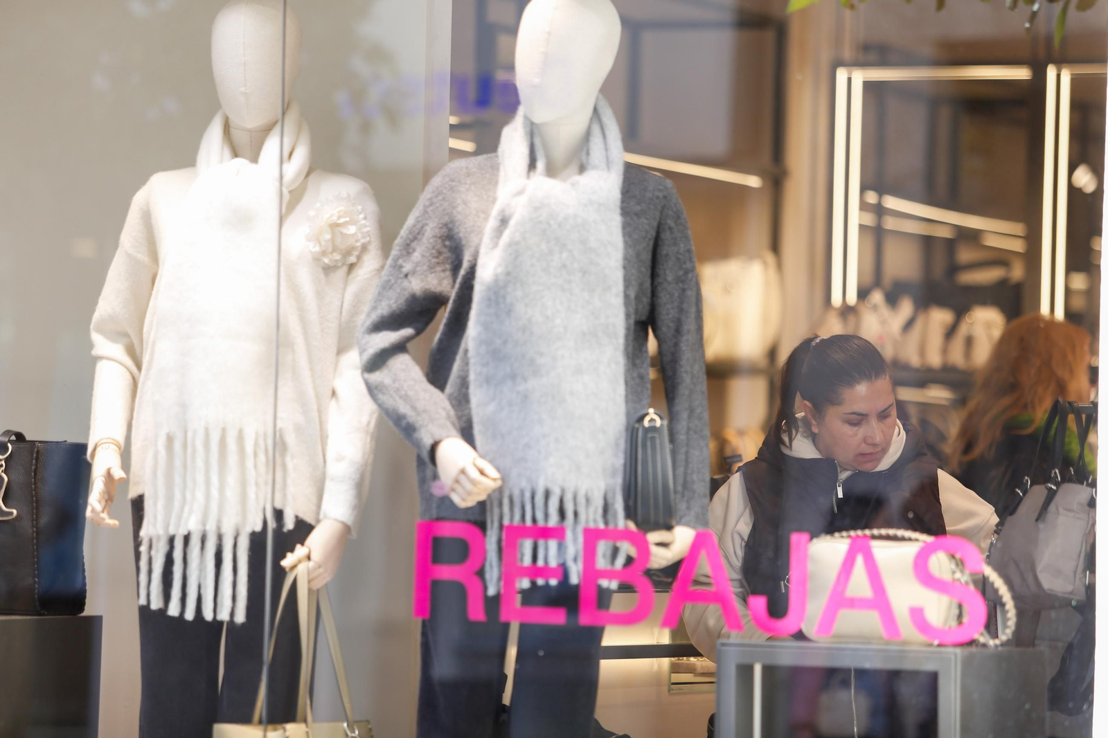 En imágenes, el inicio de las rebajas de enero en el Campo de Gibraltar