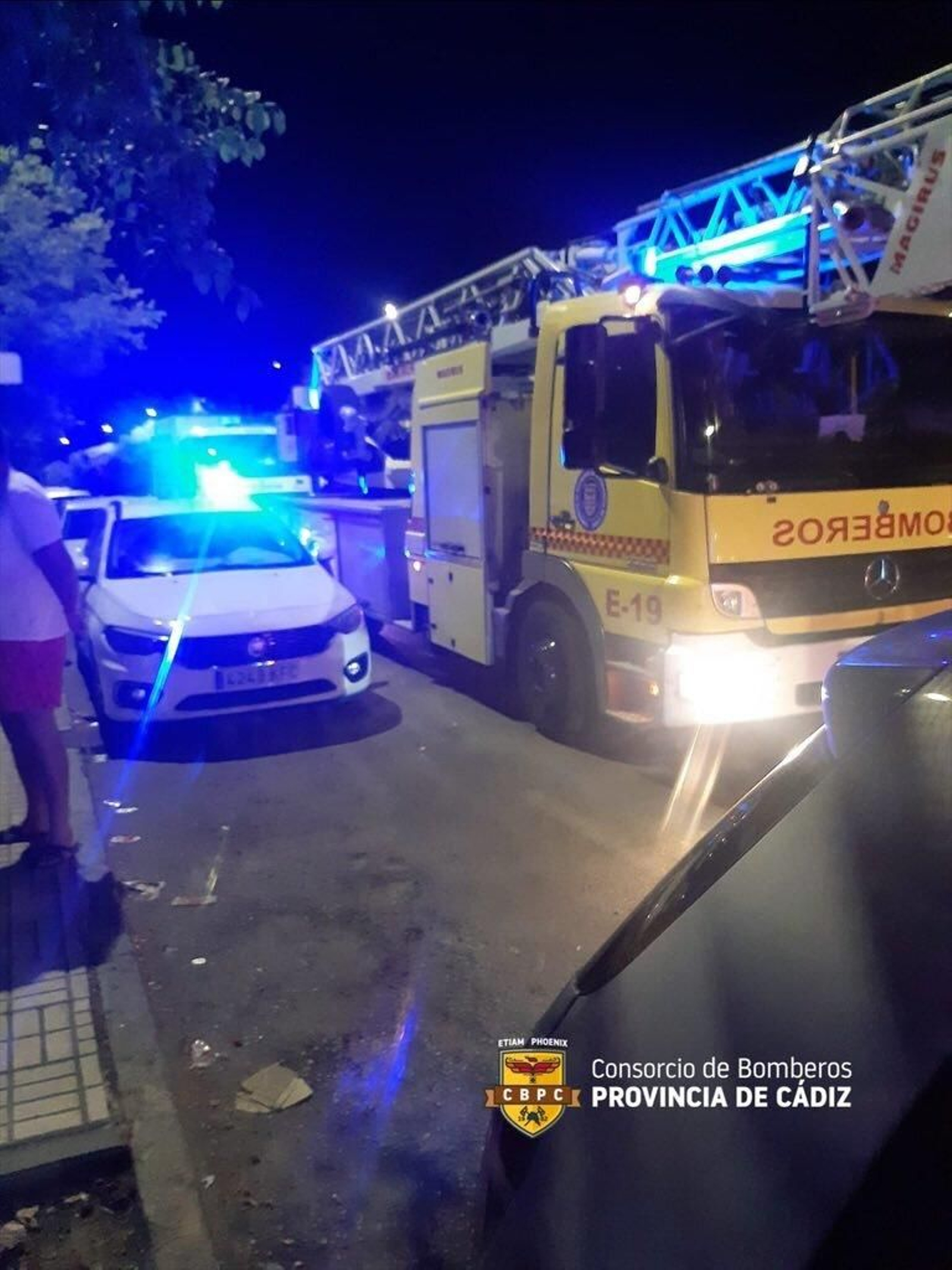 Los bomberos del parque de Jerez en el incendio en San Benito Los bomberos del parque de Jerez en el incendio en San Benito